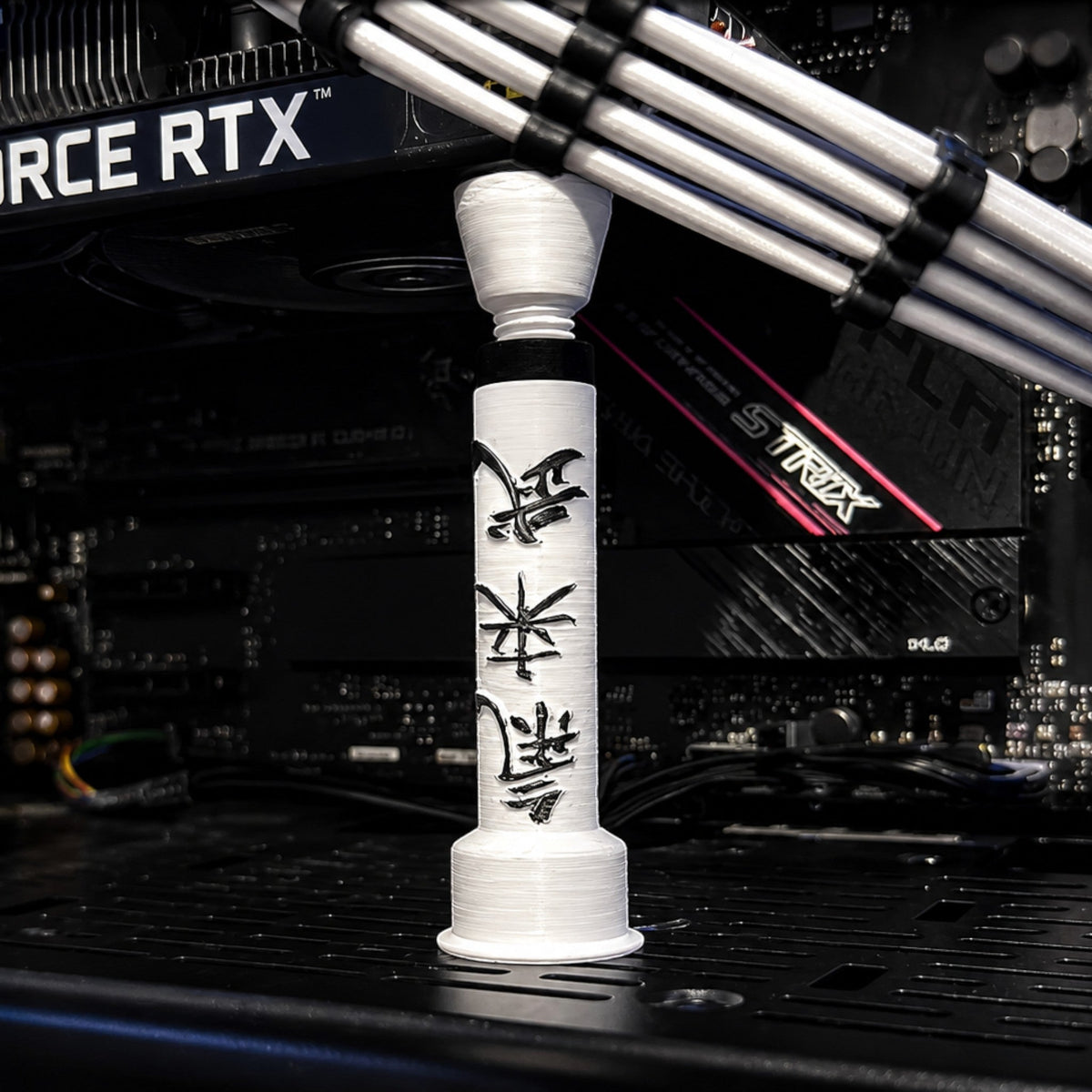 Beyaz samuray figürlü 3D baskı GPU ekran kartı tutucu