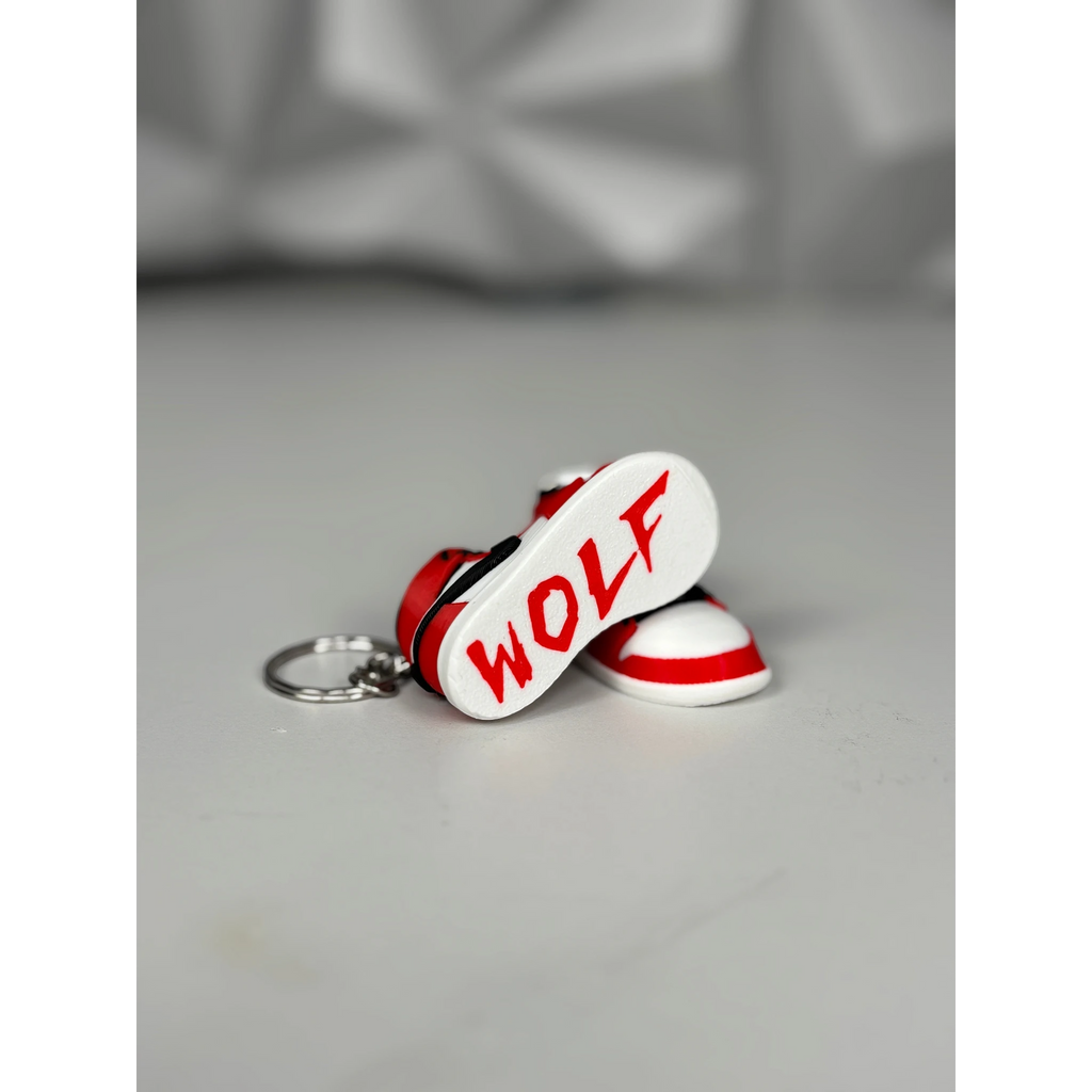 Magicland 3D Air Jordan model anahtarlık, kırmızı ve beyaz renklerde, üzerinde "WOLF" yazısı.