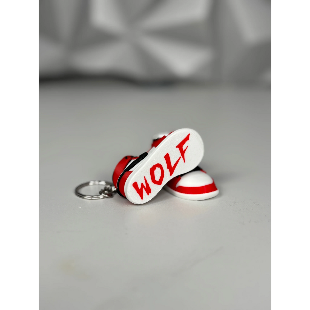 Magicland 3D Air Jordan model anahtarlık, kırmızı ve beyaz renklerde, üzerinde "WOLF" yazısı.