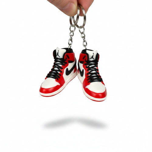 Magicland 3D Air Jordan anahtarlık, kırmızı, beyaz ve siyah renklerde, ayakkabı şeklinde.