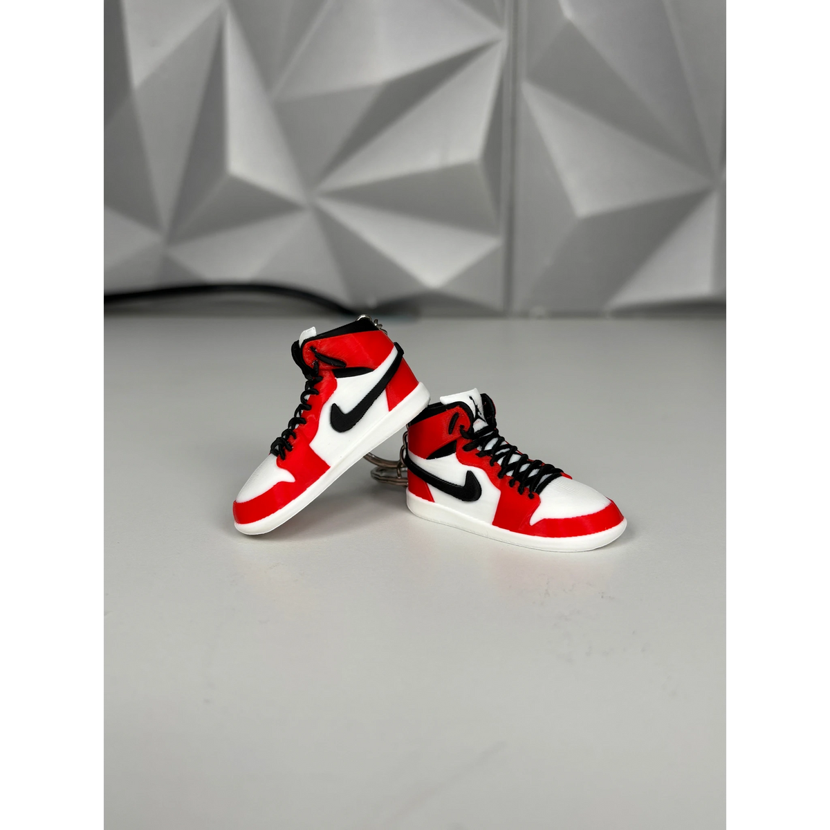 Magicland 3D Air Jordan 1 model anahtarlık, kırmızı, beyaz ve siyah renklerde, detaylı ve gerçekçi tasarım.