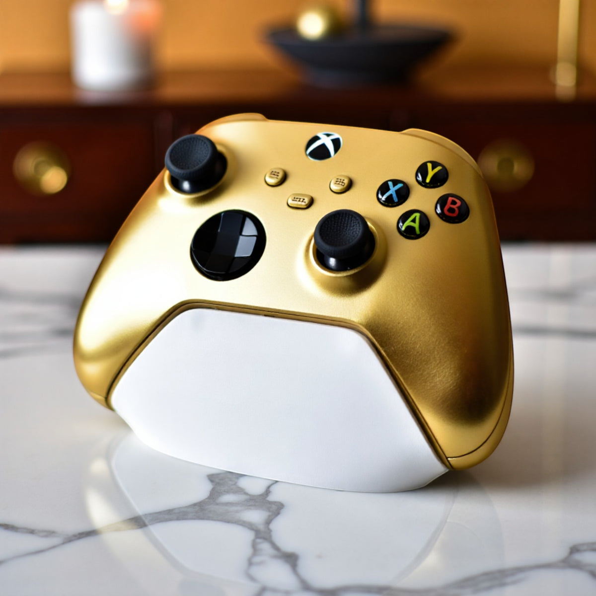 Magicland 3D altın ve beyaz Xbox kontrolcü standı, oyun kurulumu için şık aksesuar.