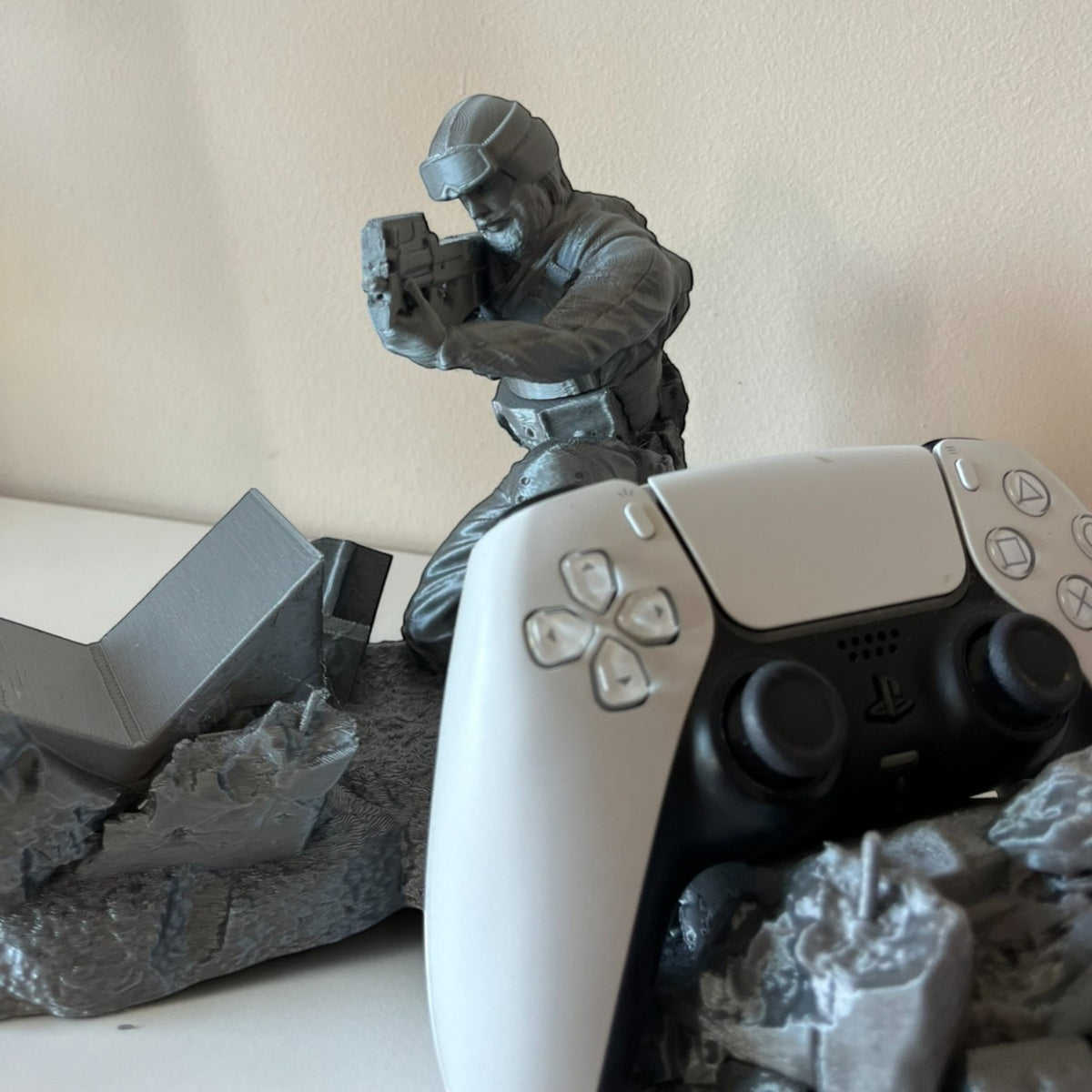 Magicland 3D Asker Figürlü Kol Standı, grey, 3D printed soldier figure holding a weapon, designed to hold a game controller.