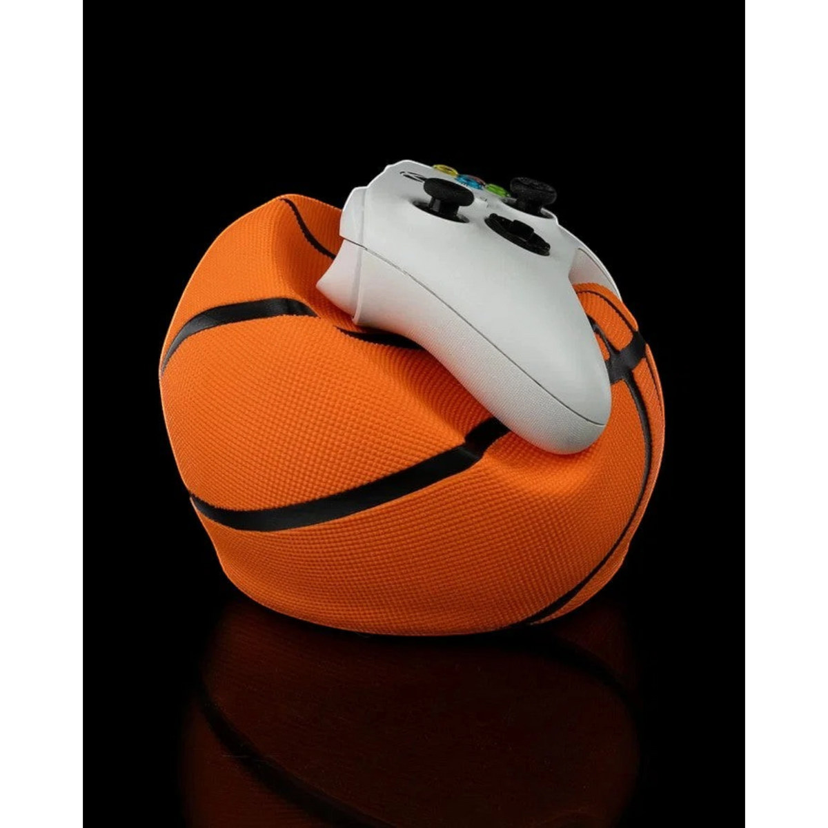 Magicland 3D turuncu basketbol topu şeklinde oyun kumandası tutucu stant. Siyah çizgili ve dokulu.