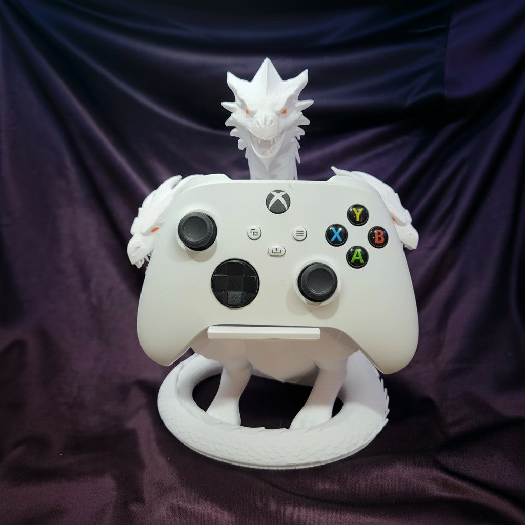 Magicland 3D beyaz üç başlı ejderha figürlü oyun kolu standı, üzerinde beyaz Xbox oyun kolu ile