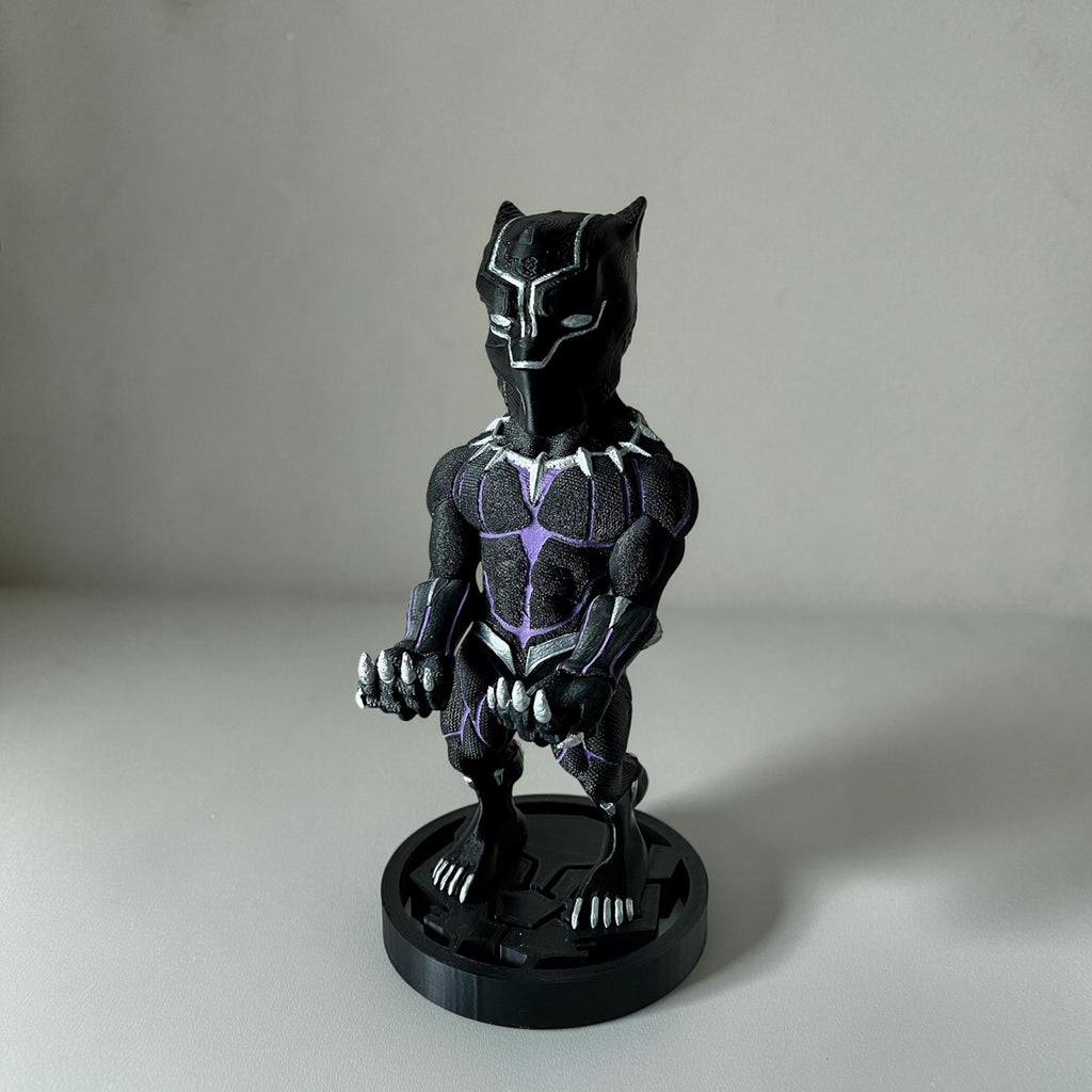 Magicland 3D Black Panther figürlü oyun kolu tutacağı, siyah ve mor detaylı, 3D baskı PLA malzemeden.