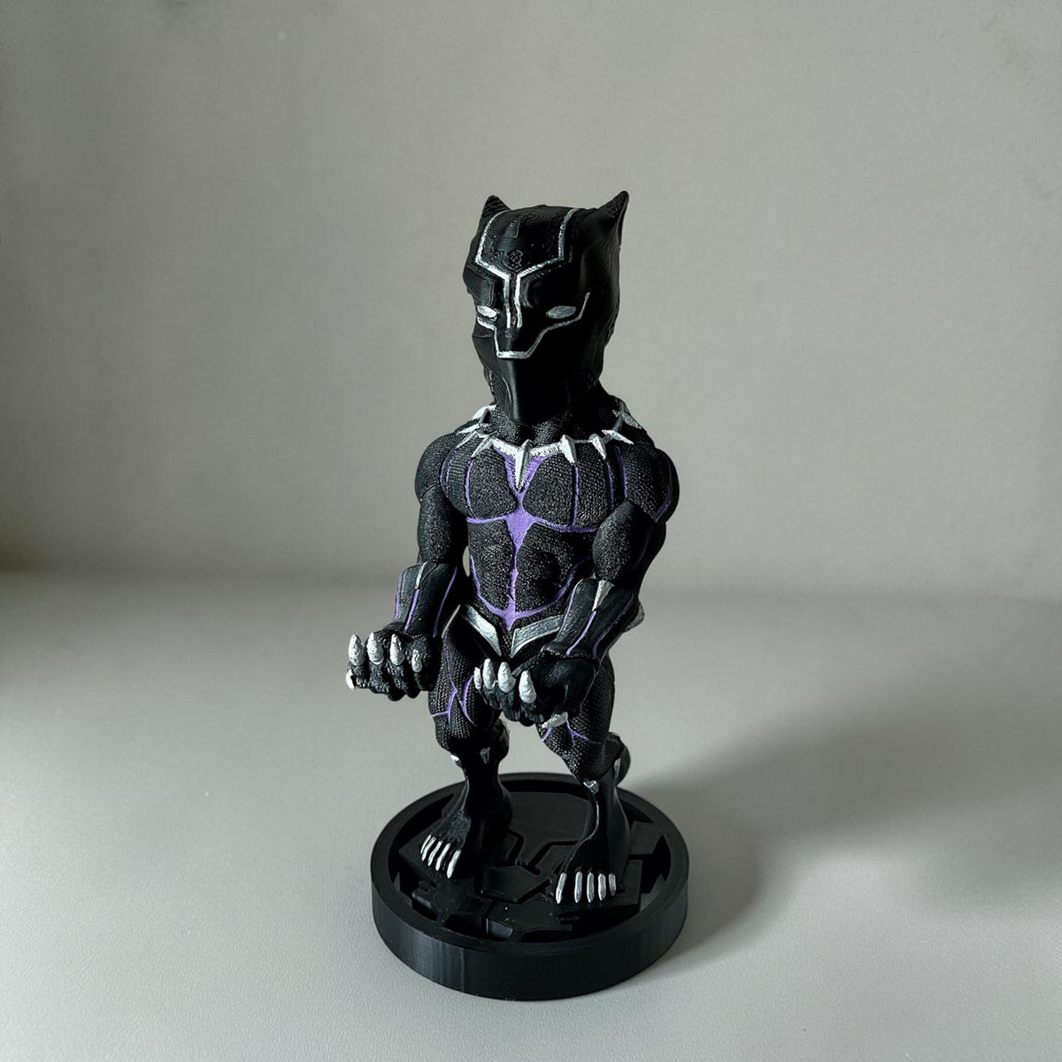 Magicland 3D Black Panther figürlü oyun kolu tutacağı, siyah ve mor detaylı, 3D baskı PLA malzemeden.