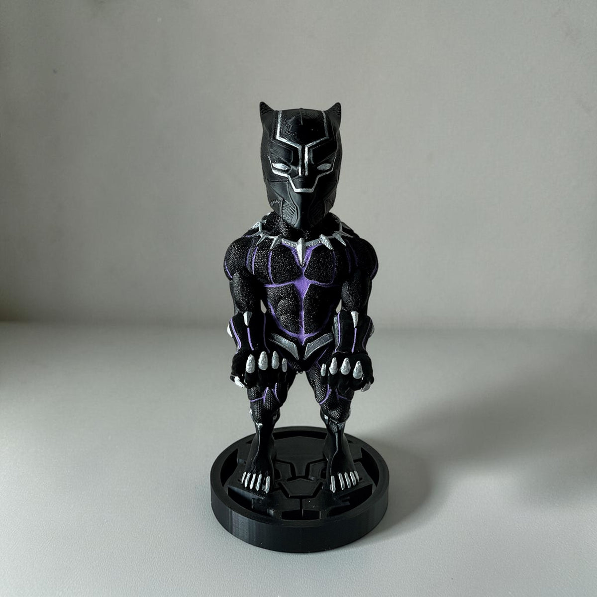 Magicland 3D Black Panther figürlü oyun kolu tutacağı, siyah ve mor detaylı, PS5/Xbox uyumlu, 3D baskı.