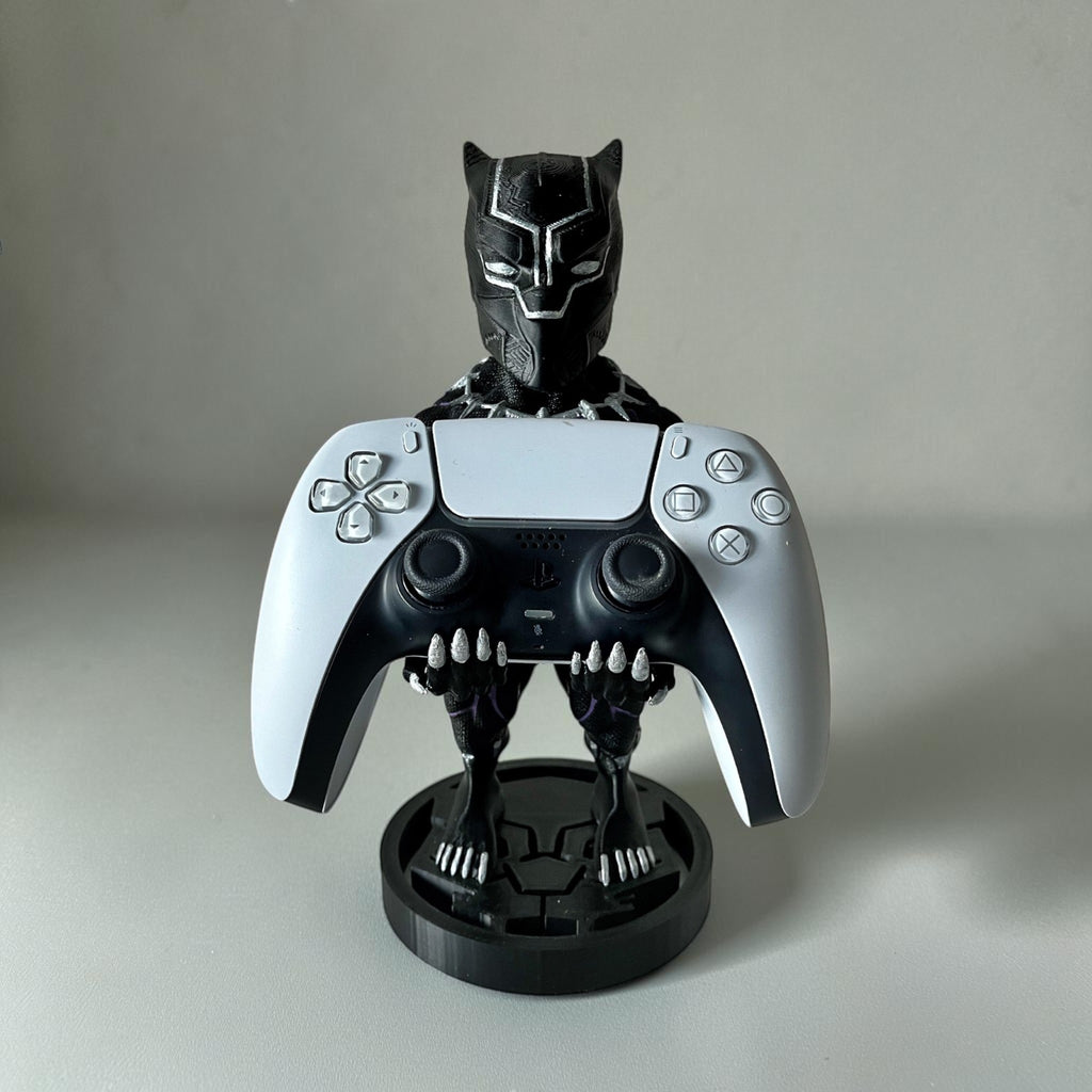 Magicland 3D Black Panther figürlü oyun kolu tutacağı, PS5 ve Xbox kolları için. Siyah ve gümüş detaylı.