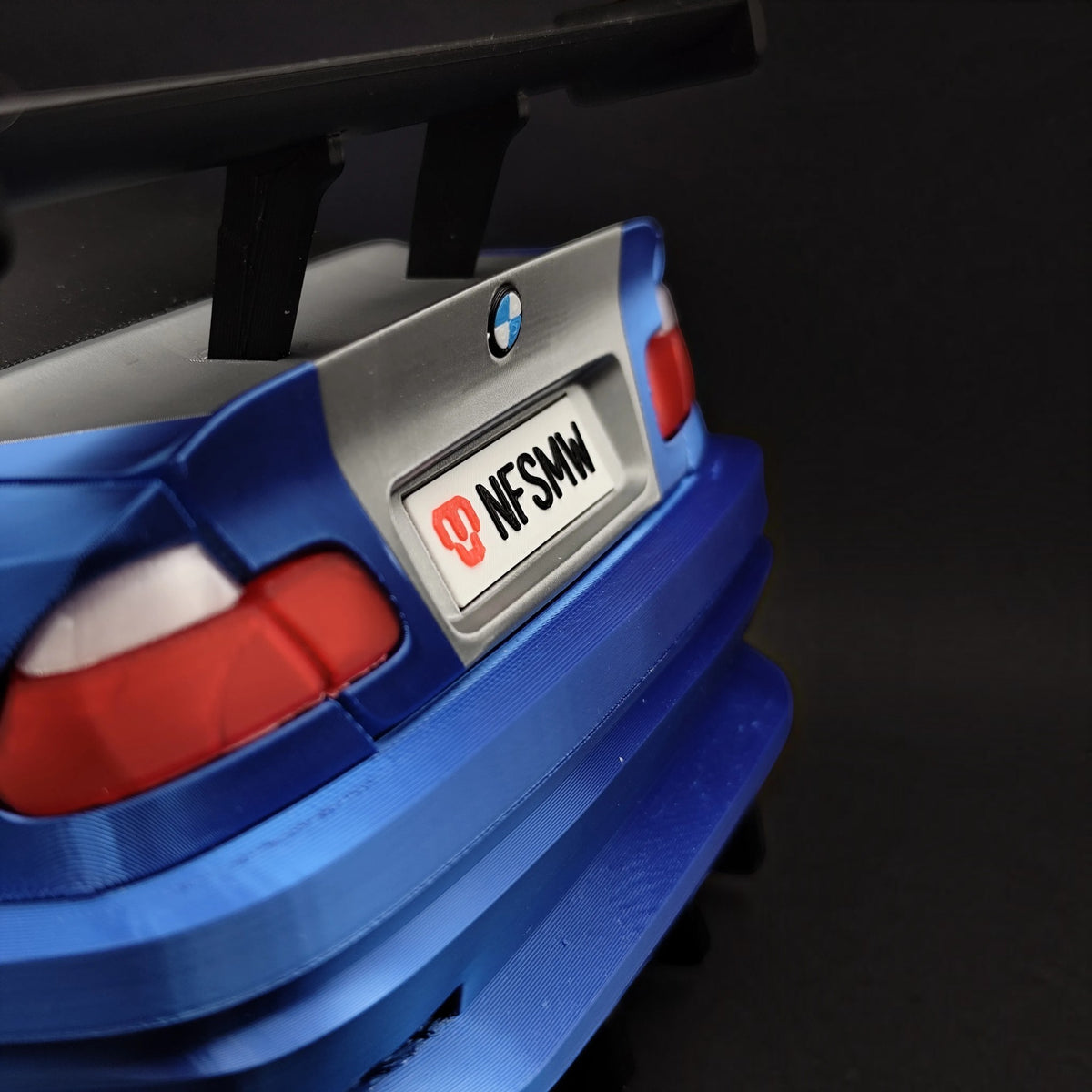 Magicland 3D tasarımı mavi-gri BMW M3 GTR Most Wanted temalı, detaylı arka kanatlı duvar tipi anahtar askısı