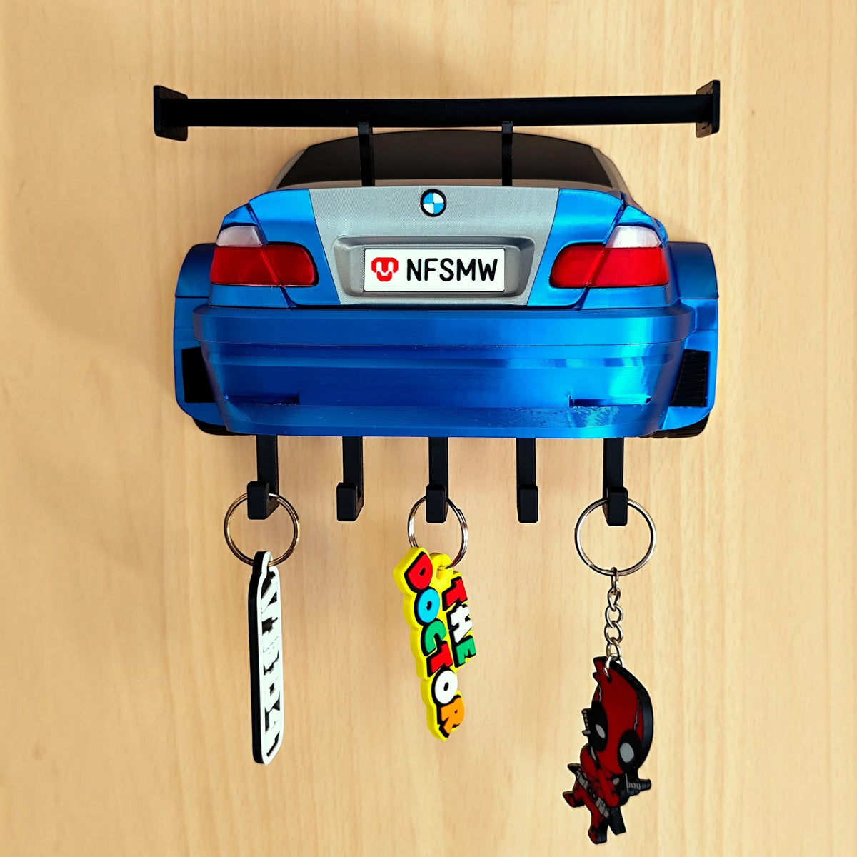 Magicland 3D tasarımı mavi-gri BMW M3 GTR Most Wanted temalı, 5 kancalı duvara monte edilebilir dekoratif anahtarlık