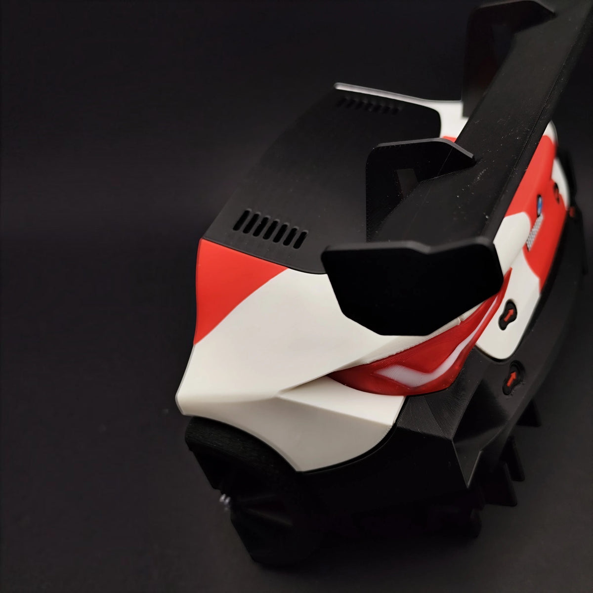 Magicland 3D BMW M4 GT3 yarış otomobili tasarımlı, kırmızı beyaz mavi renkli, 3D baskı duvar tipi anahtar askısı