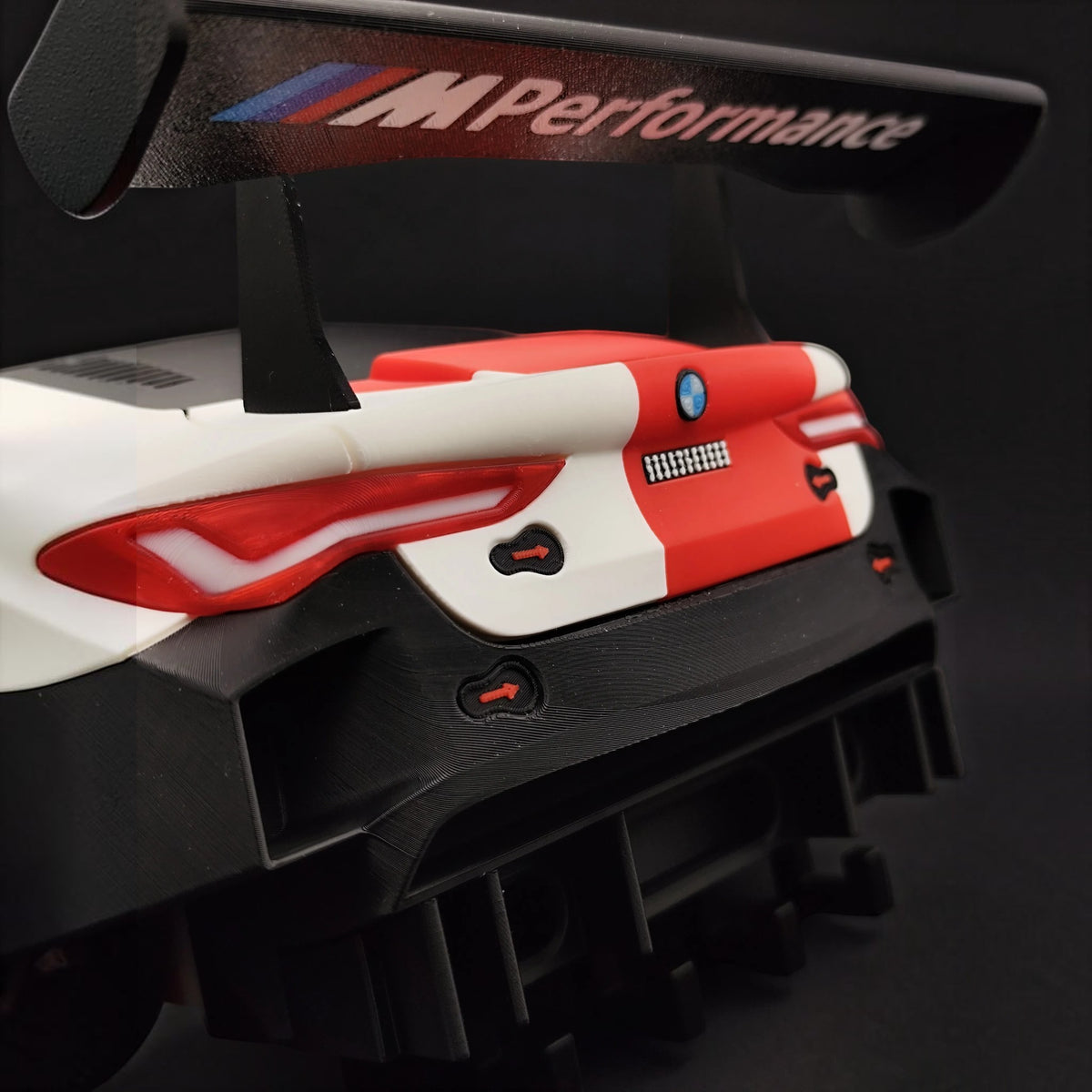 Magicland 3D BMW M4 GT3 yarış otomobili tasarımlı, kırmızı beyaz mavi detaylı ve 5 kancalı duvar tipi anahtarlık askısı
