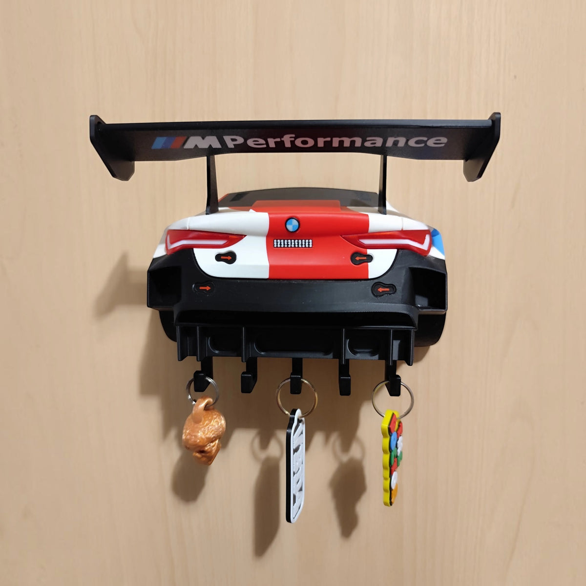 Magicland 3D BMW M4 GT3 yarış otomobili tasarımlı, 5 kancalı kırmızı beyaz mavi renkli duvar tipi anahtarlık askısı