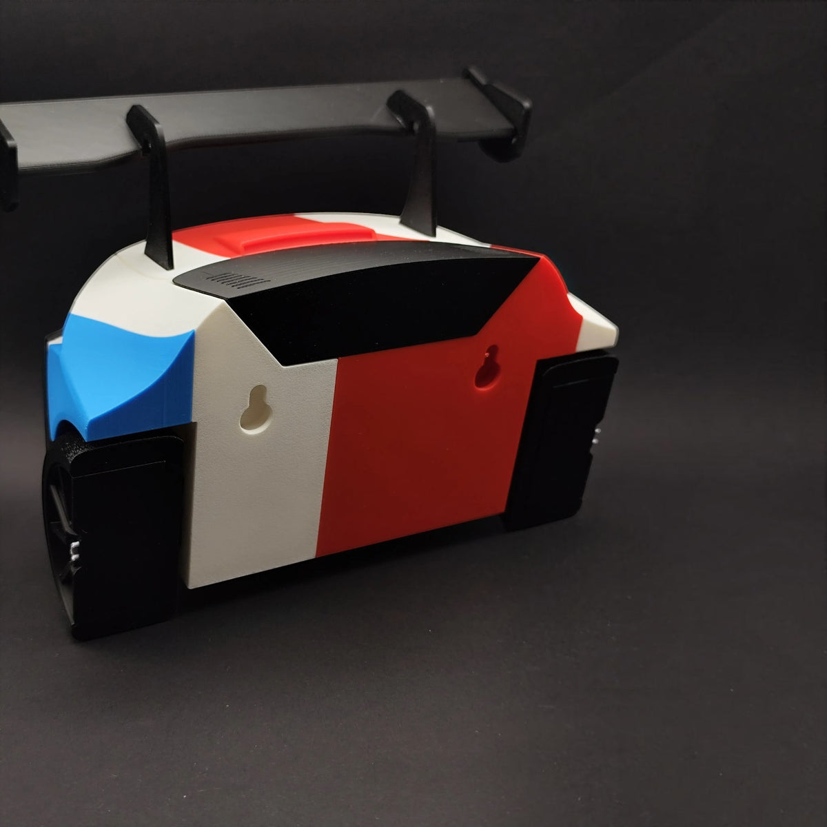 Magicland 3D BMW M4 GT3 yarış otomobili tasarımlı, kırmızı-beyaz-mavi renkli, 5 kancalı duvara monte anahtarlık askısı