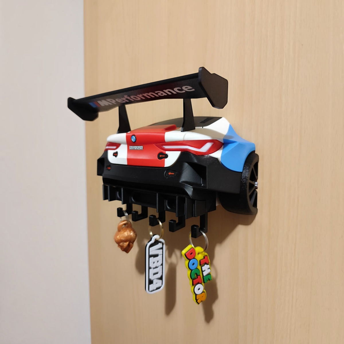 Magicland 3D BMW M4 GT3 yarış otomobili tasarımlı, 5 kancalı, kırmızı beyaz mavi renkli duvara monte anahtarlık askısı