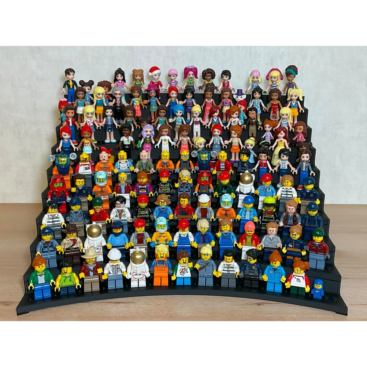 Magicland 3D Büyük Lego Figür Standı, 117 figür kapasiteli, siyah plastik, çok katmanlı sergileme ünitesi.