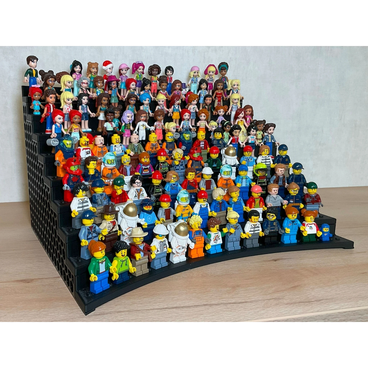 Magicland 3D büyük Lego figür standı, 117 figür kapasiteli, siyah plastik, çok katmanlı sergileme.