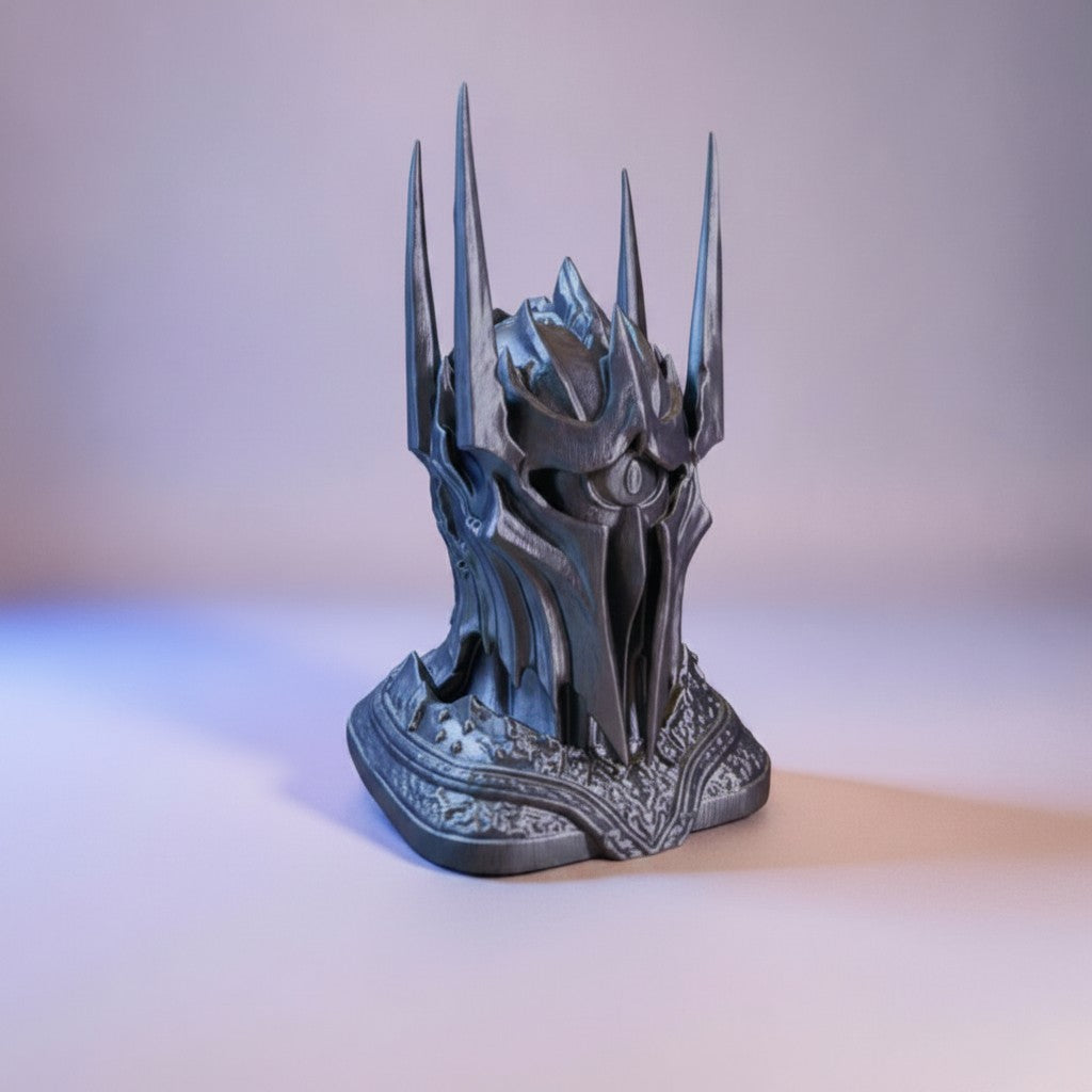Magicland 3D'den karanlık lord temalı kulaklık standı, metalik gri renkte, detaylı ve ürkütücü bir tasarıma sahip.