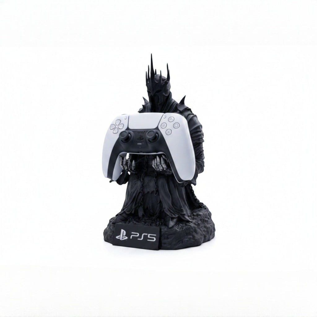 Magicland 3D Dark Lord PS5 kontrolcü tutucu stant, beyaz PS5 kontrolcüsünü tutuyor.