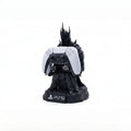 Magicland 3D Dark Lord PS5 kontrolcü tutucu stant, beyaz PS5 kontrolcüsünü tutuyor.