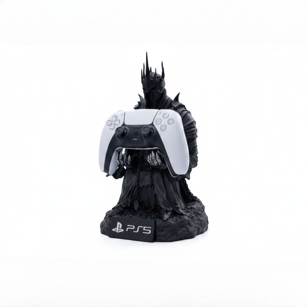 Magicland 3D Dark Lord PS5 kontrolcü tutucu stant, beyaz PS5 kontrolcüsünü tutuyor.