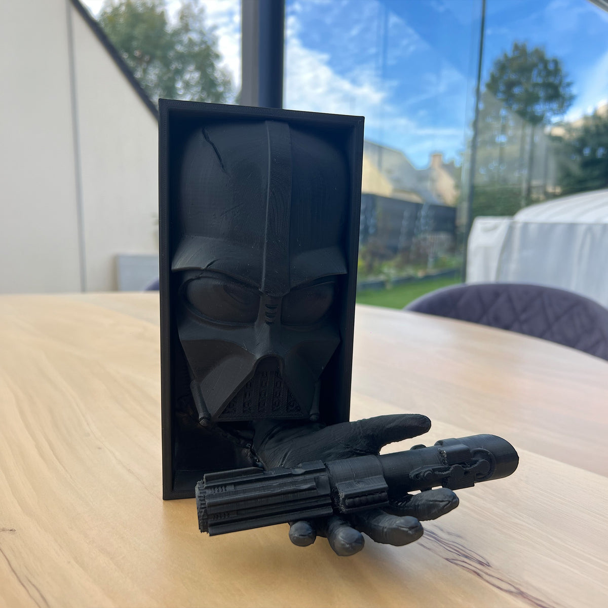 Magicland 3D Darth Vader kitap tutucu, siyah PLA malzemeden, ikonik miğfer ve elinde ışın kılıcı detayı.