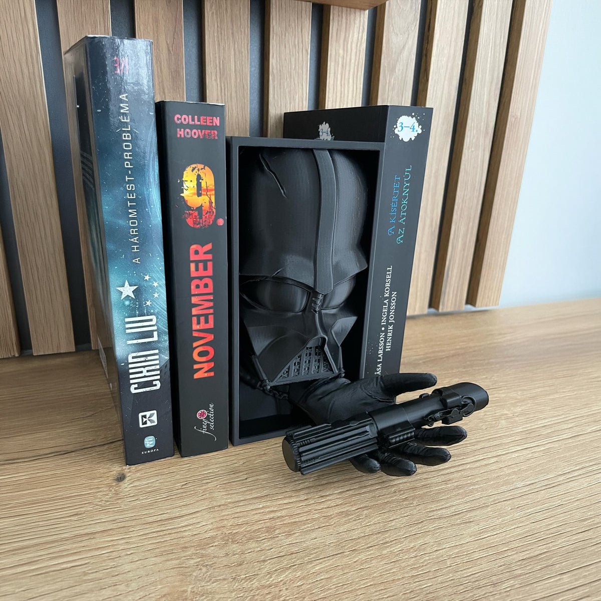 Magicland 3D Darth Vader kitap tutucu, siyah, PLA malzemeden, kitapları dik tutar, Star Wars temalı.