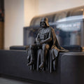 Magicland 3D siyah PLA malzemeden üretilmiş, raf kenarında oturan detaylı Darth Vader figürü