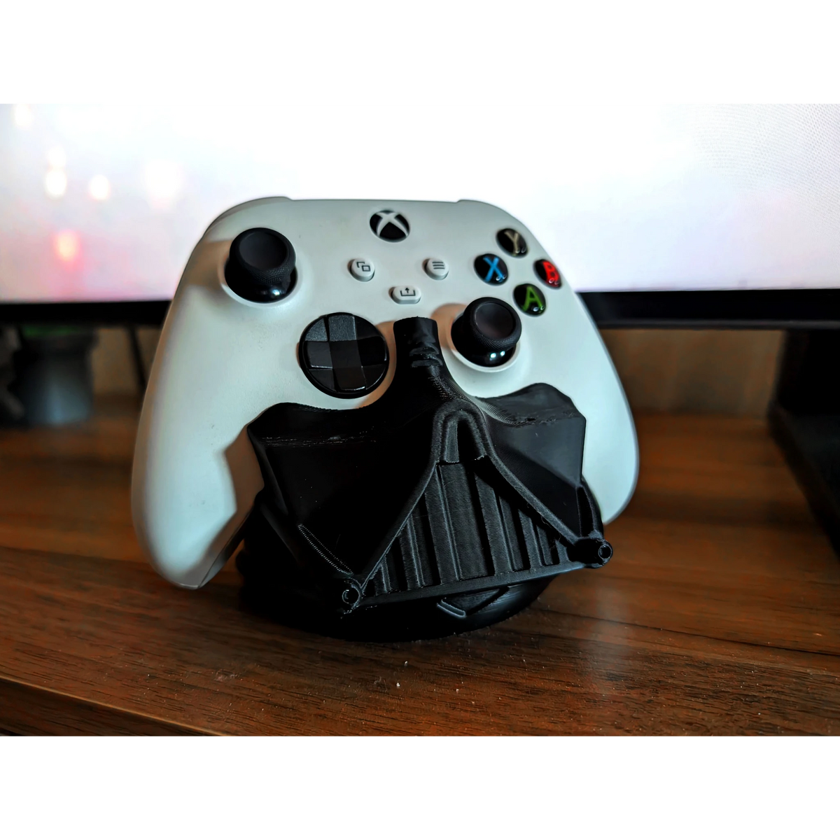 Magicland 3D Darth Vader temalı siyah Xbox kontrolcü standı. Beyaz kontrolcü standın üzerinde duruyor.