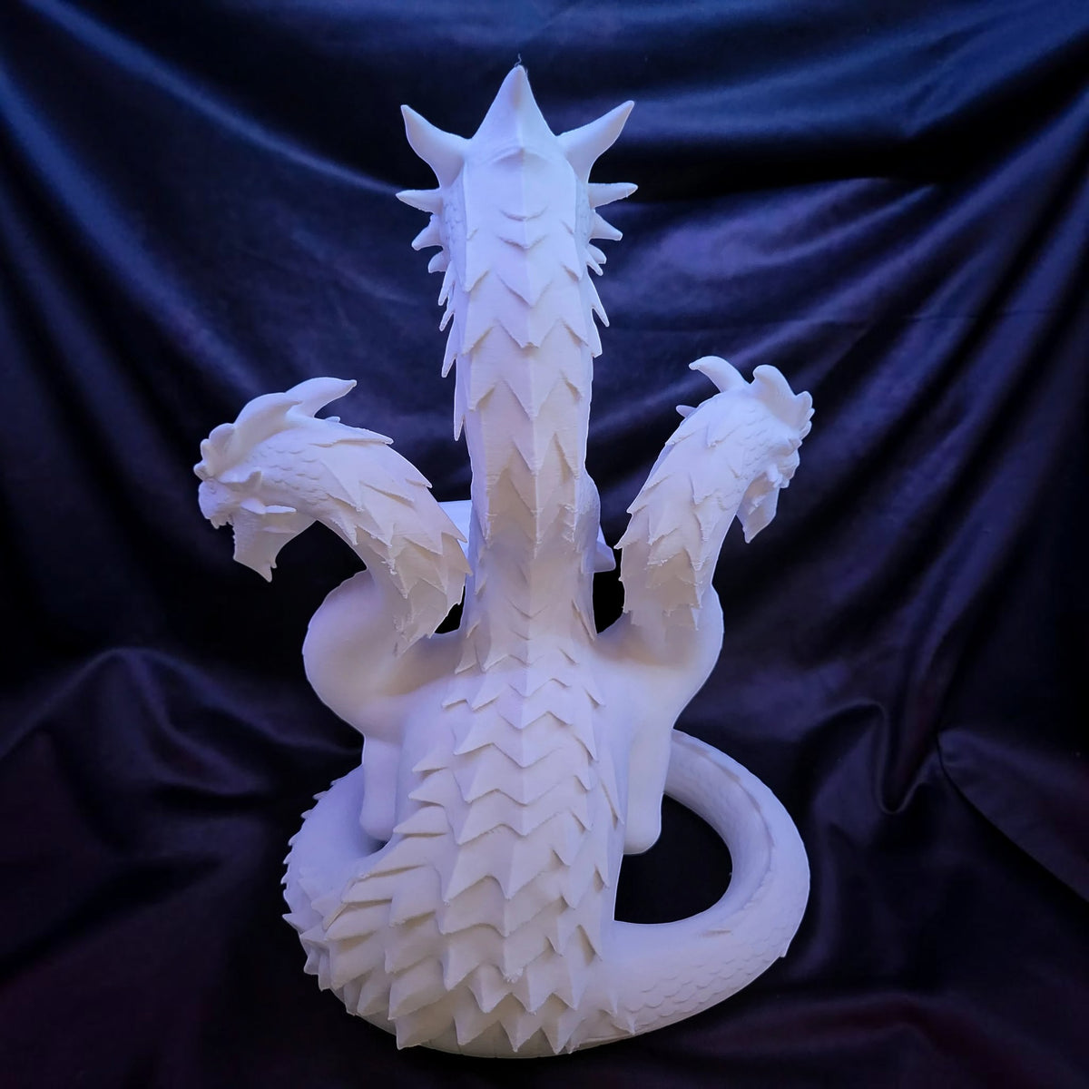 Magicland 3D üç başlı ejderha figürlü beyaz PLA oyun kolu standı, detaylı pul ve kuyruk tasarımıyla.