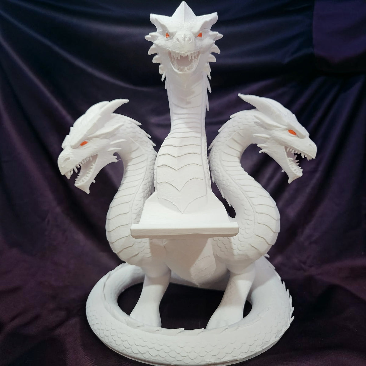 Magicland 3D üç başlı ejderha figürlü beyaz PLA oyun kolu standı, turuncu göz detaylı dekoratif masaüstü aksesuarı