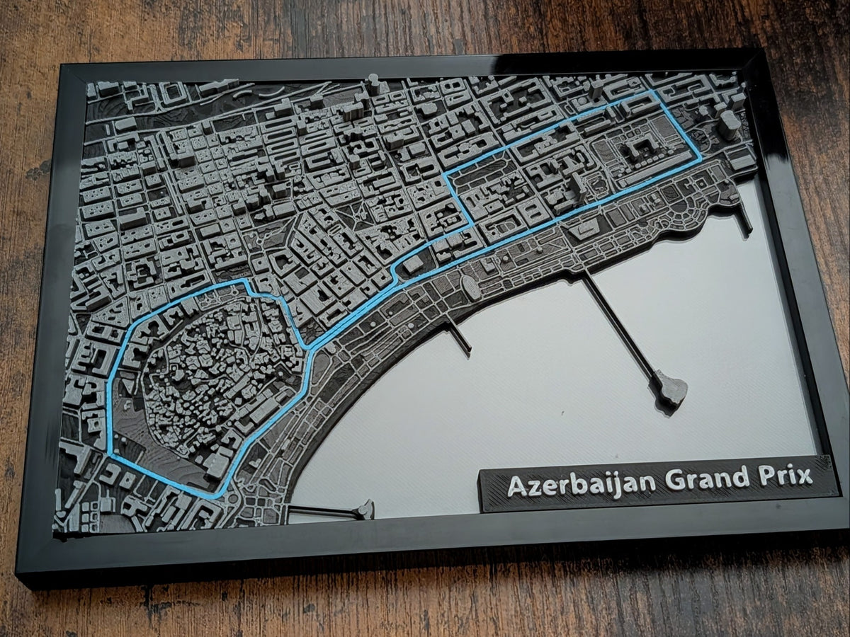 Magicland 3D F1 Azerbaycan Grand Prix pistinin kabartmalı 3D haritası, mavi yarış çizgisi ve siyah çerçeveli.