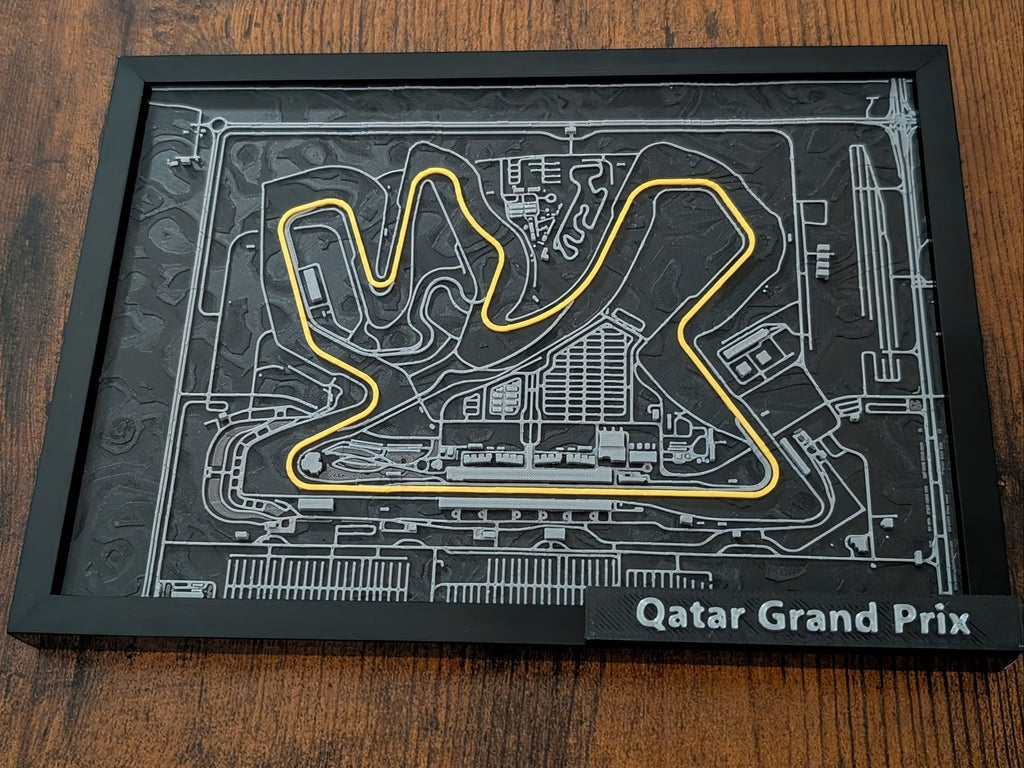 Magicland 3D F1 Katar Grand Prix pist haritası, sarı ve gri detaylara sahip 3 boyutlu kabartmalı tablo.