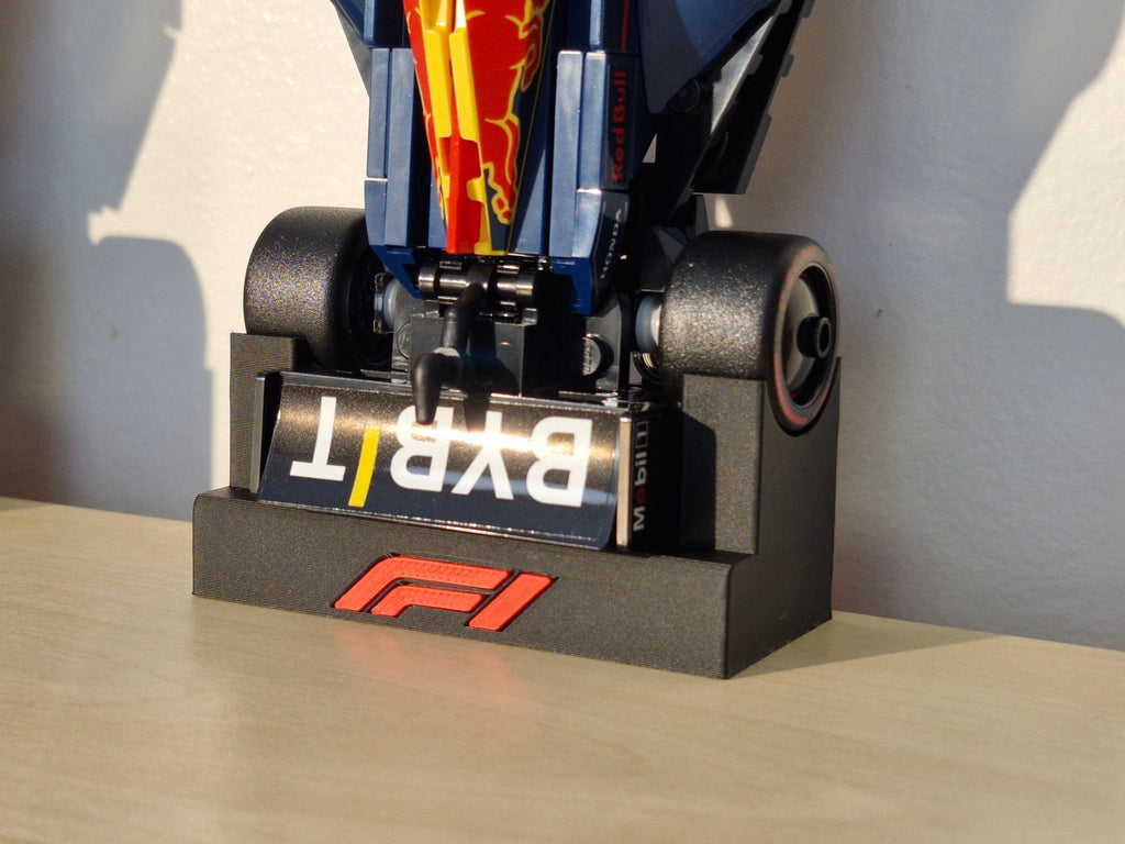 Magicland 3D, F1 Lego Speed Champions dikey stant, siyah 3D baskı, Formula 1 logosu ve BYBIT sponsorluğunu sergiliyor.