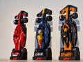 Magicland 3D F1 Lego Speed Champions dikey stant, kırmızı, mavi ve turuncu renklerde üç adet yarış arabası modeli.