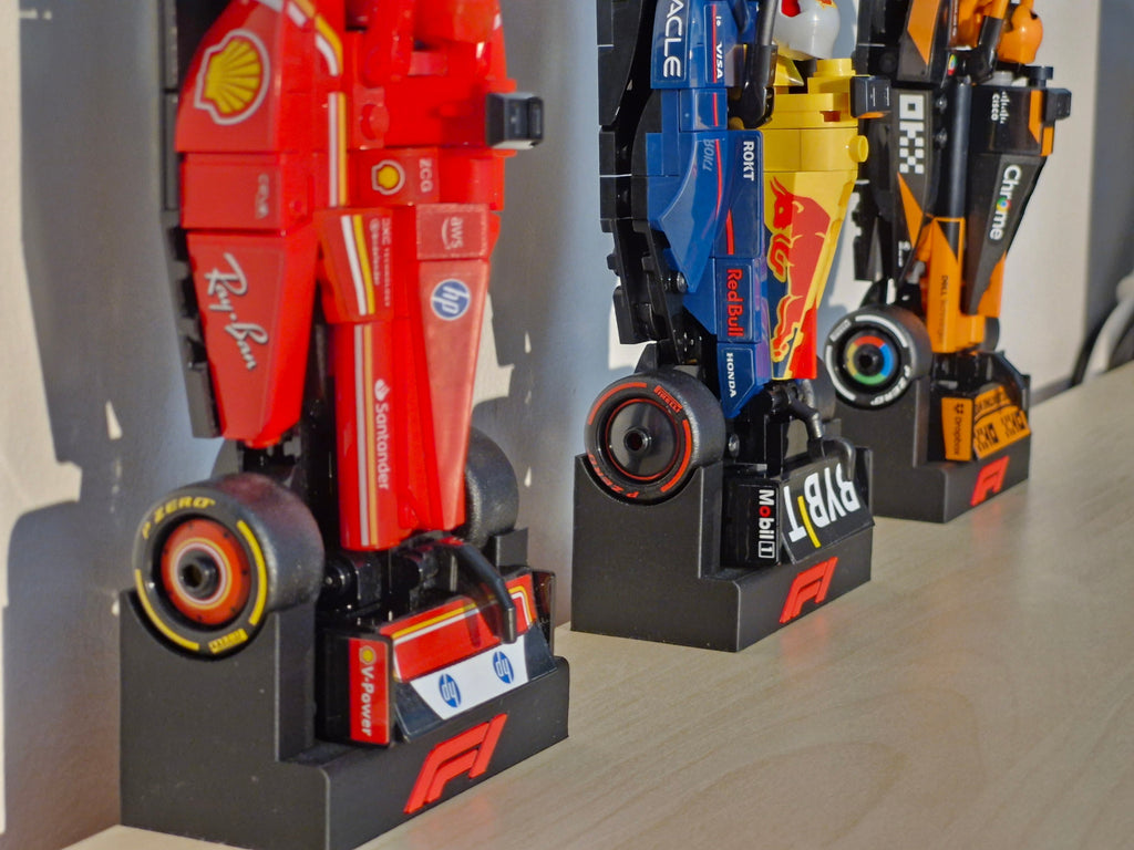 Magicland 3D F1 Lego Speed Champions dikey stant, kırmızı, mavi ve turuncu yarış arabası modelleri için.