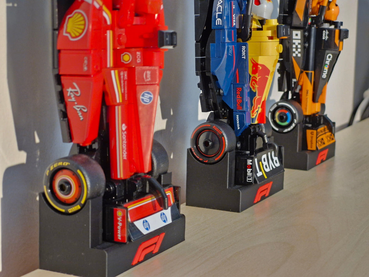 Magicland 3D F1 Lego Speed Champions dikey stant, kırmızı, mavi ve turuncu yarış arabası modelleri için.