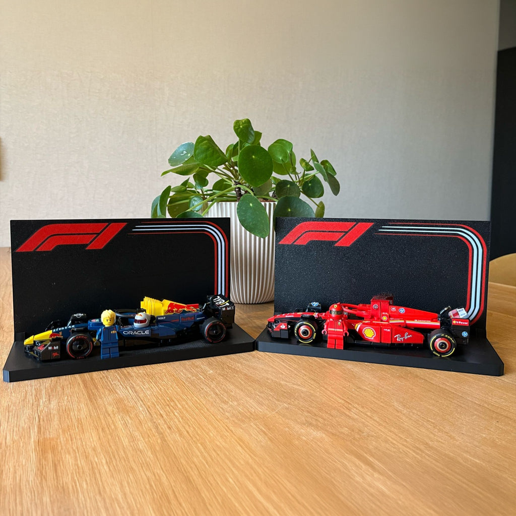 Magicland 3D F1 Lego Speed Champions teşhir standı, kırmızı ve mavi yarış arabaları ve figürleri ile.