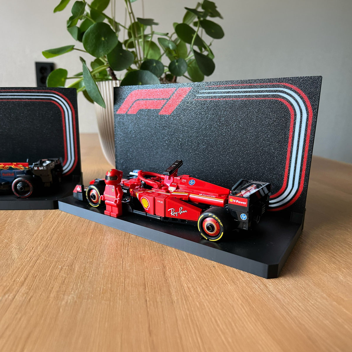 Magicland 3D F1 Lego Speed Champions Ferrari sergileme standı, kırmızı yarış arabası ve figür detayı.
