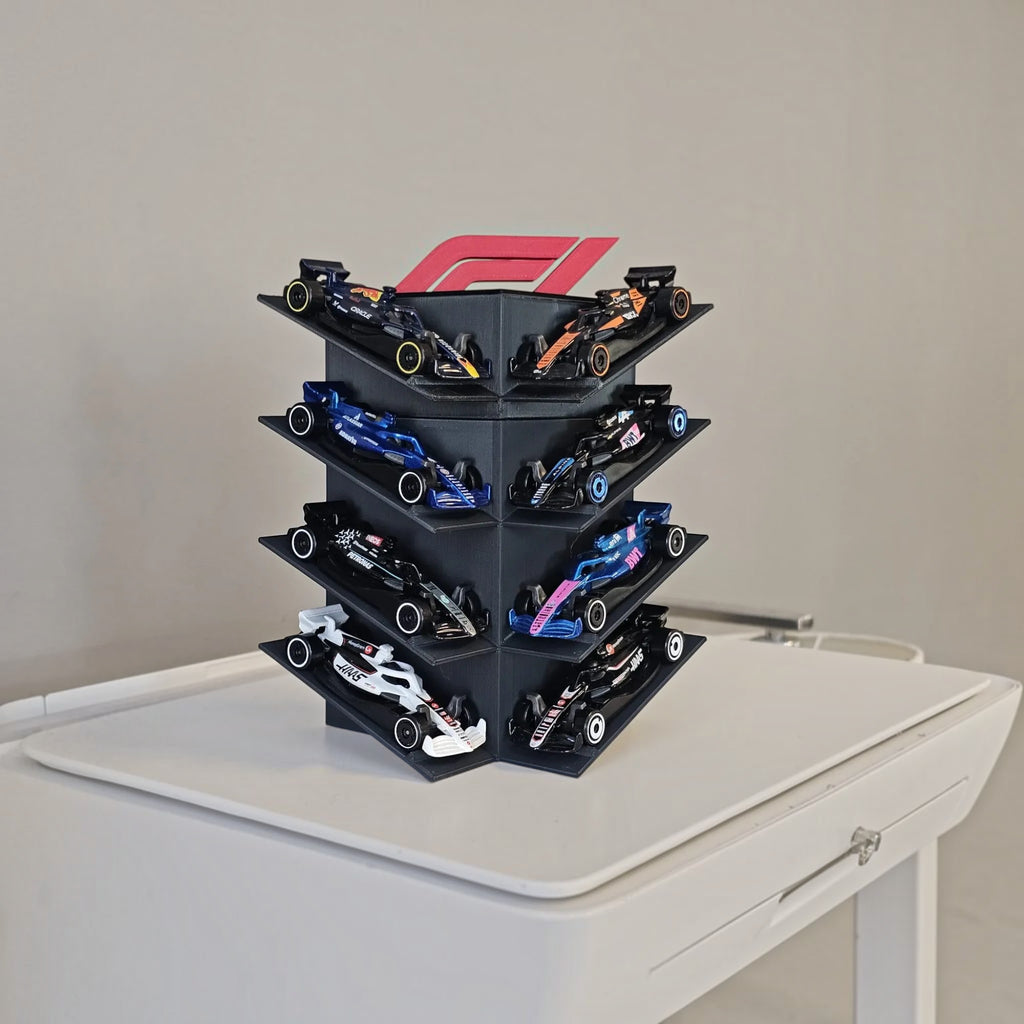 Magicland 3D 1:64 ölçekli F1 model araba sergileme standı, 8 araç kapasiteli siyah dikey kule ve kırmızı F1 logosu.