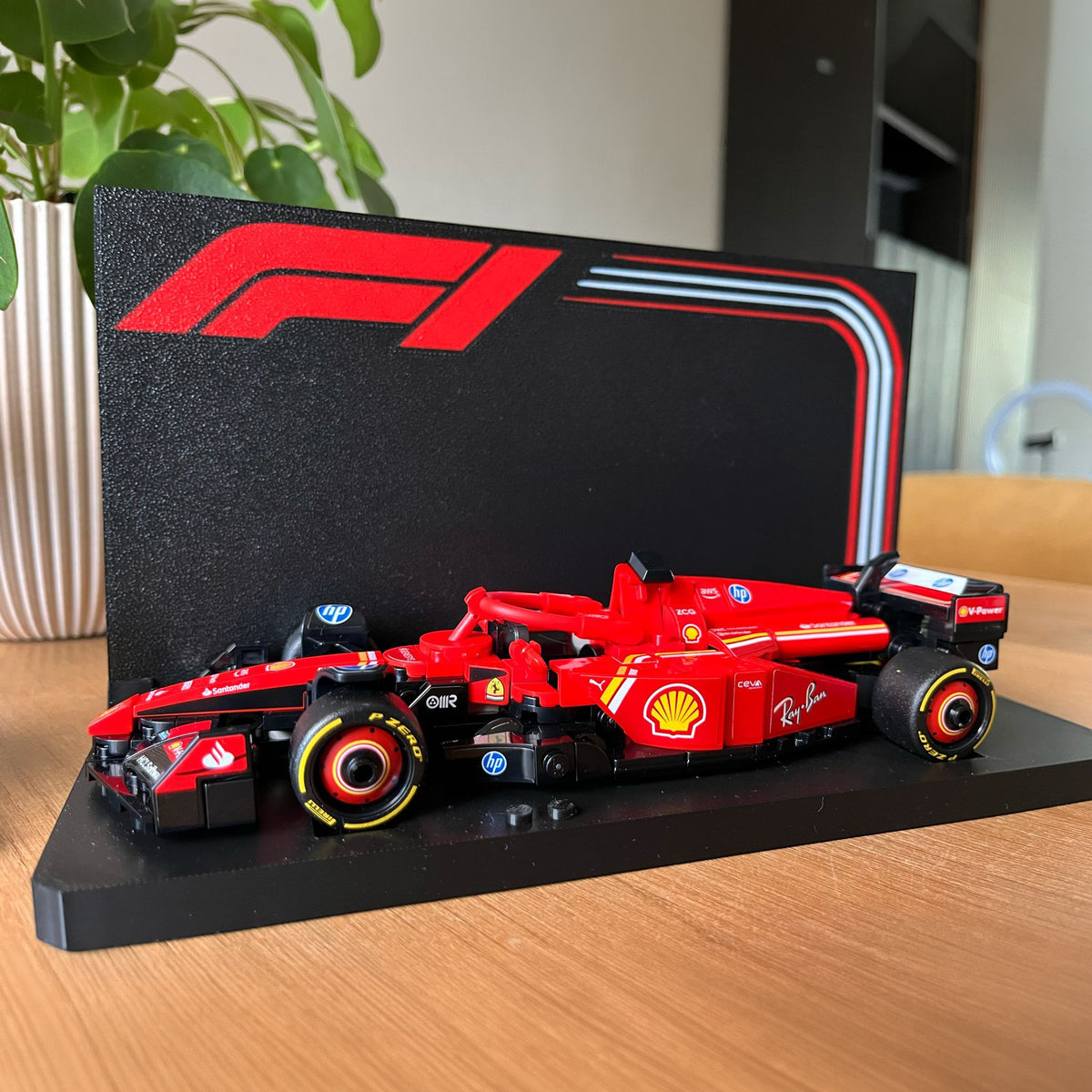 Magicland 3D Ferrari F1 yarış arabası teşhir standı, kırmızı ve siyah renklerde, detaylı.