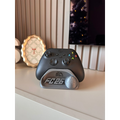 Magicland 3D FC26 Kol Tutucu Stant, Xbox oyun kumandası için tasarlanmış, üzerinde FC26 ve futbol topu figürü bulunan gümüş renkli stand.