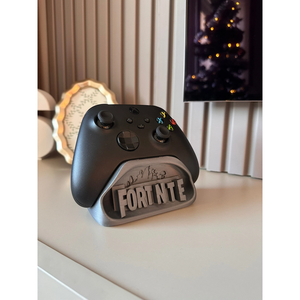 Magicland 3D Fortnite temalı gri konsol tutucu stant, üzerinde Xbox kontrolcüsü ile