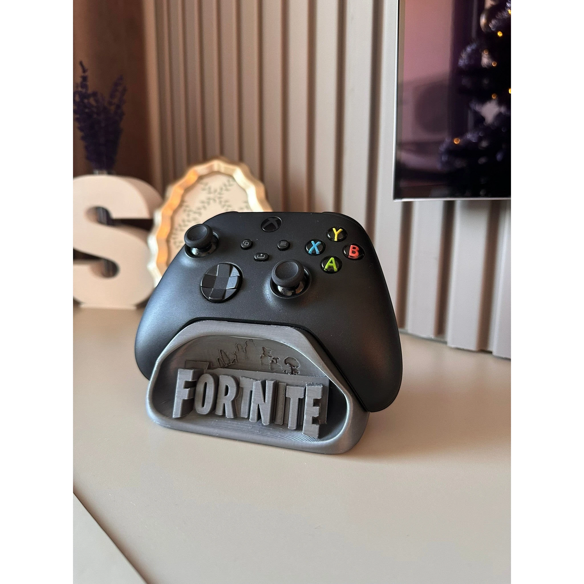 Magicland 3D Fortnite temalı gri renkli oyun kolu stantı, Xbox kontrolcüsü üzerinde duruyor.