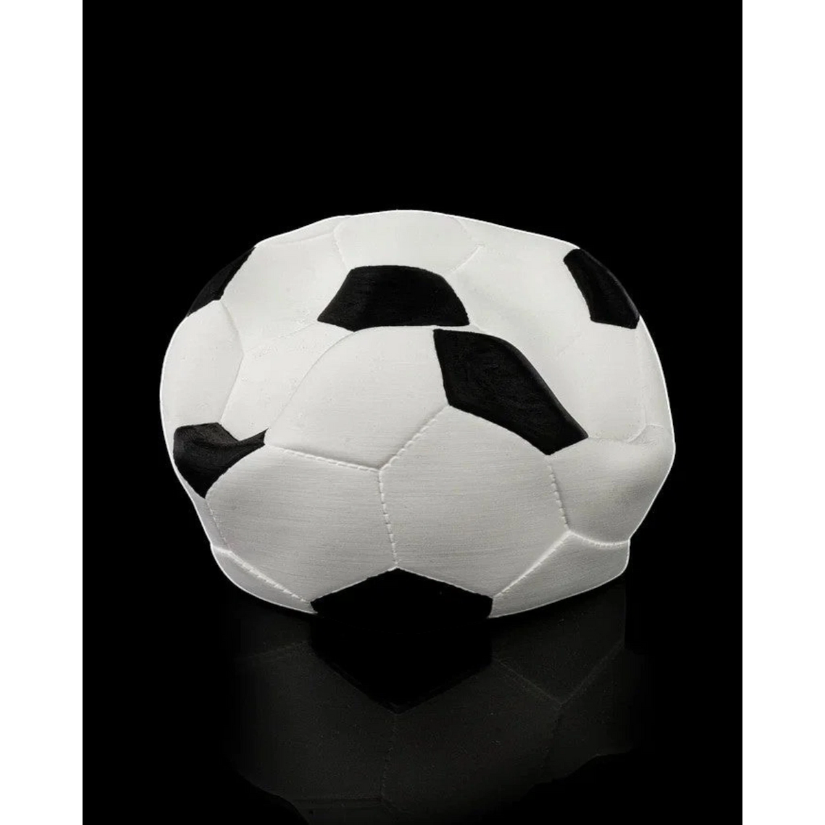 Magicland 3D futbol topu şeklinde beyaz ve siyah kol tutucu stant. Futbol temalı dekorasyon.
