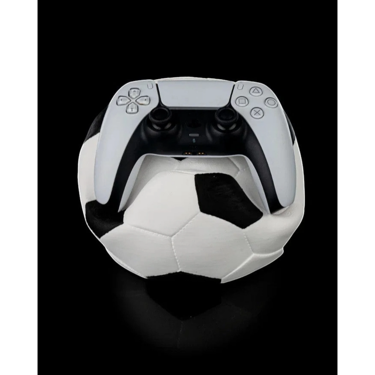 Magicland 3D futbol topu şeklinde oyun kolu tutucu stant, beyaz ve siyah renklerde.