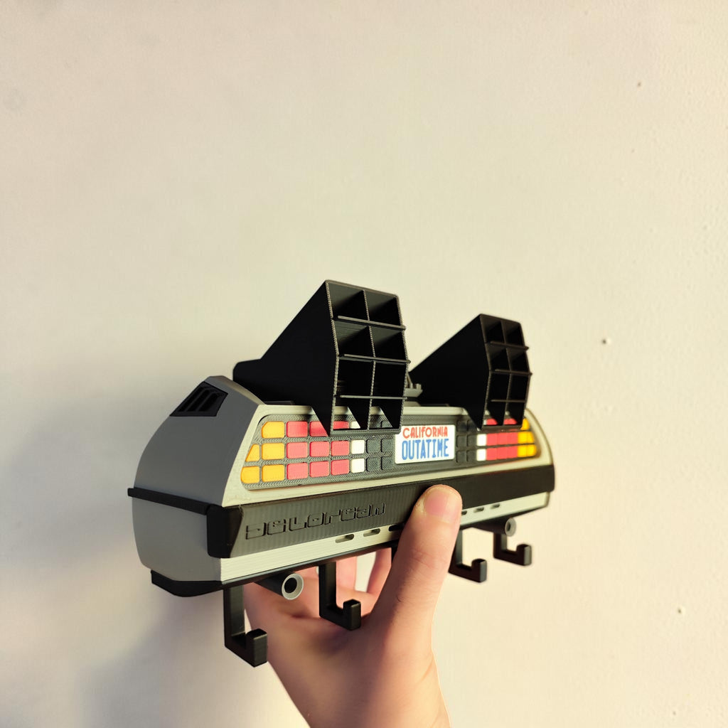 Magicland 3D Geleceğe Dönüş Delorean anahtarlık askısı, gri ve siyah renklerde, ikonik film arabası şeklinde tasarlanmış.