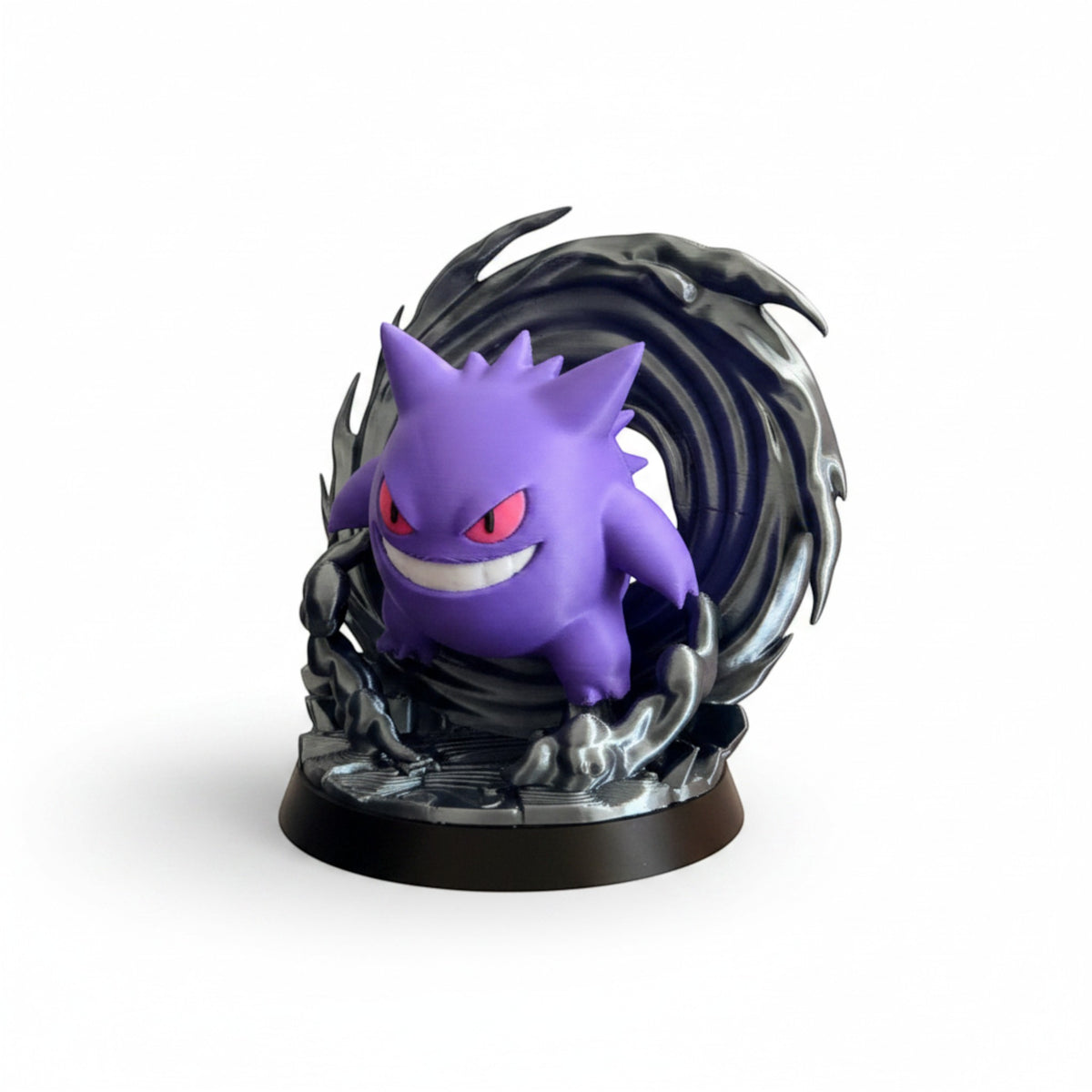 Magicland 3D Gengar figürü, mor renkli, kırmızı gözlü, şeytani gülümsemeli, karanlık girdap efektli diorama.