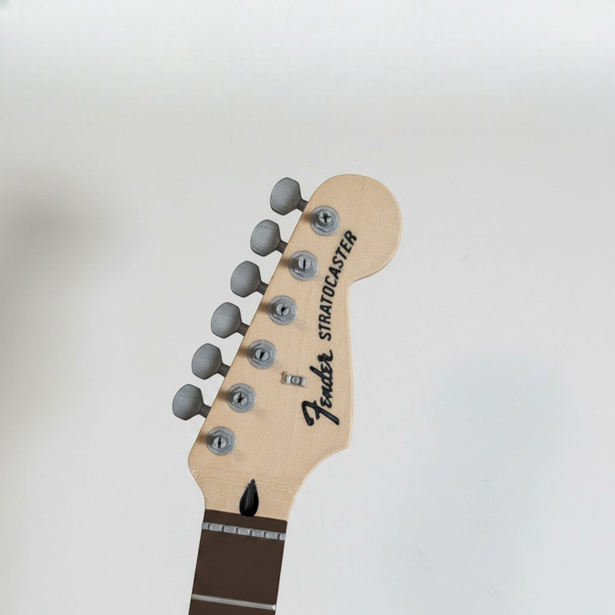 Magicland 3D gitar tasarımlı anahtarlık askısı, açık ahşap renginde ve gri akort burgularına sahip.